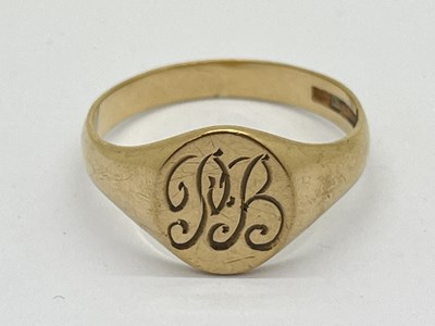 Lot 27 - A 9ct Gold Signet Ring, initialled (finger...