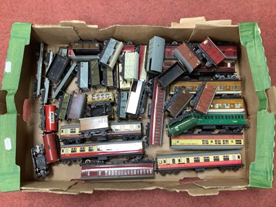 Lot 325 - A quantity of Hornby Dublo 3 rail rolling...