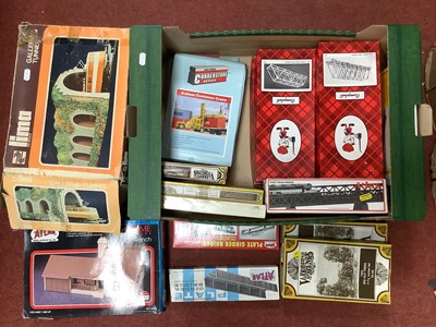 Lot 337 - A quantity of HO scale lineside items,...