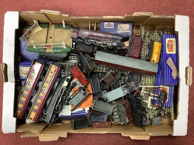Lot 328 - A large quantity of Hornby Dublo OO gauge...