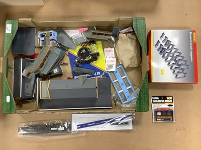 Lot 390 - An assortment of OO gauge model railway...