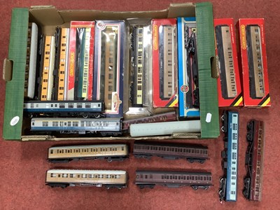 Lot 371 - Approximately Twenty-two 00 gauge coaches,...