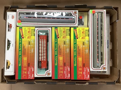 Lot 386 - A quantity of boxed HO scale American rolling...