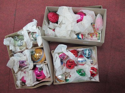 Lot 1389 - Vintage Christmas Decorations/Baubles, in...