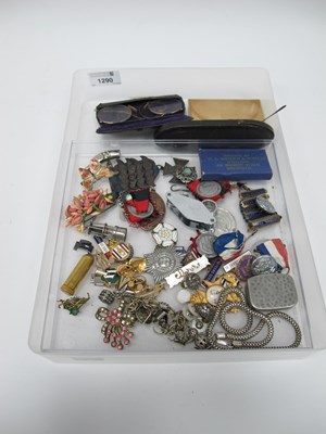 Lot 1290 - Collectables - including badges, jewellery,...