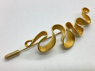 Lot 202 - A 9ct Gold Abstract Stick Pin, of swirling...