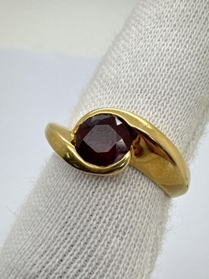 Lot 280 - An 18ct Gold Single Stone Set Crossover Ring,...