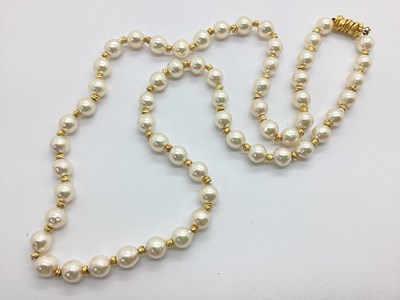 Lot 174 - An 18ct Gold Clasp Single Strand Freshwater...