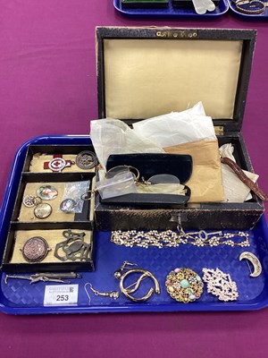 Lot 253 - An Assortment of Vintage and Later Jewellery,...