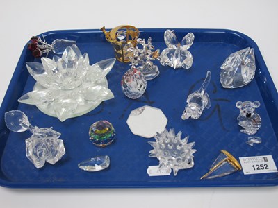 Lot 1252 - Swarovski Hedgehog 5cm long, swan, dragonfly,...
