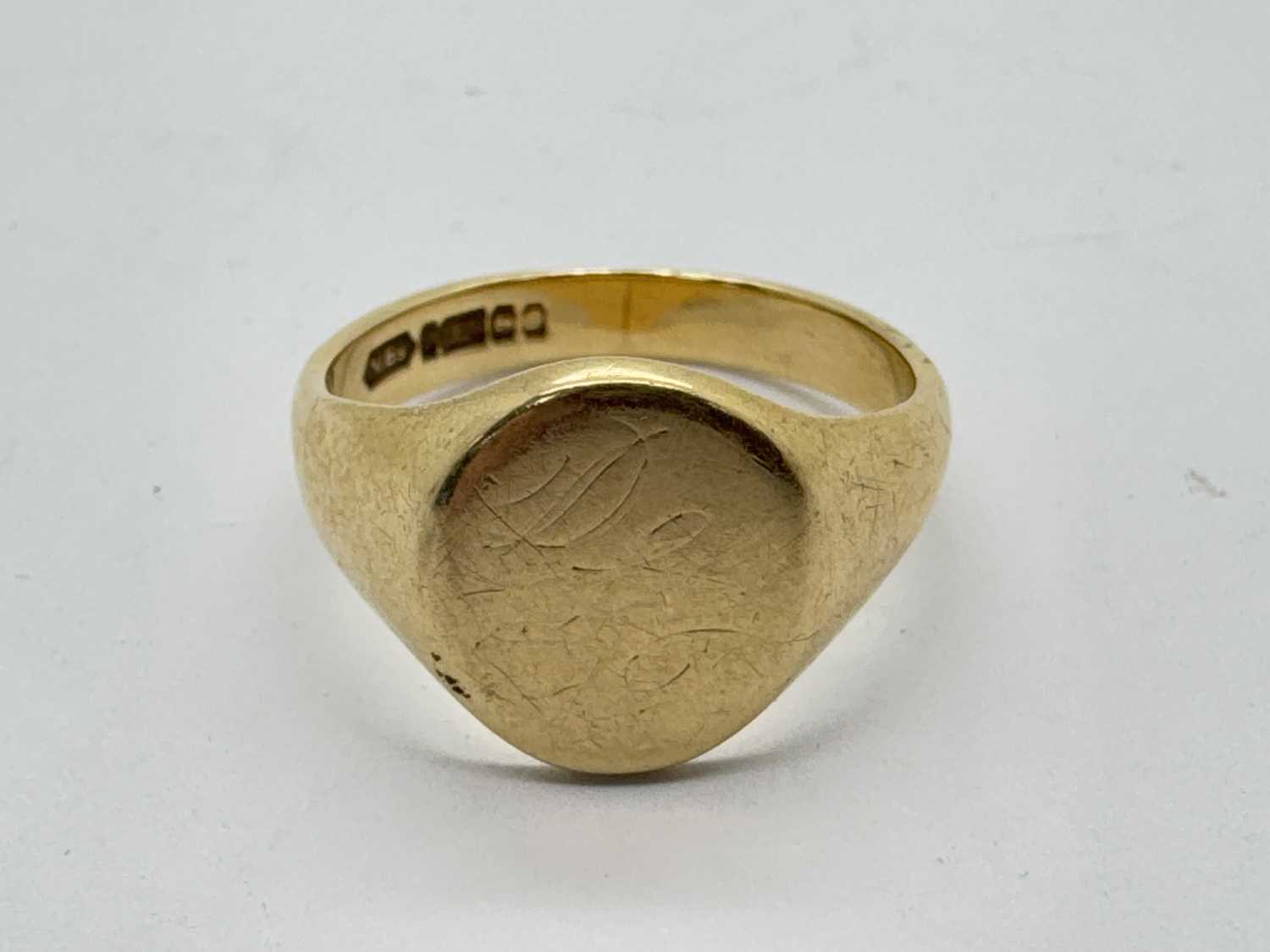 Lot 33 - A 9ct Gold Oval Signet Ring, the centre panel...