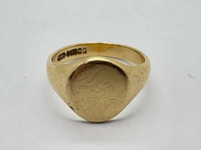 Lot 33 - A 9ct Gold Oval Signet Ring, the centre panel...