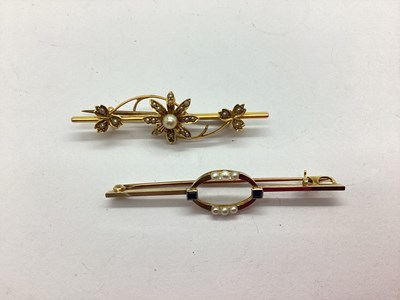 Lot 48 - A Freshwater Pearl Bead Set Flowerhead Bar...
