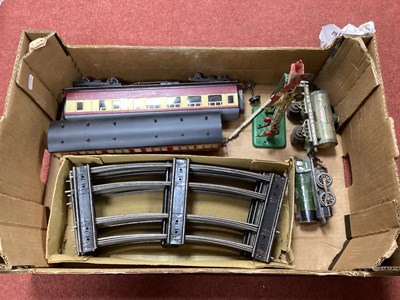 Lot 427 - A Quantity of Tinplate and Similar 'O' Gauge...