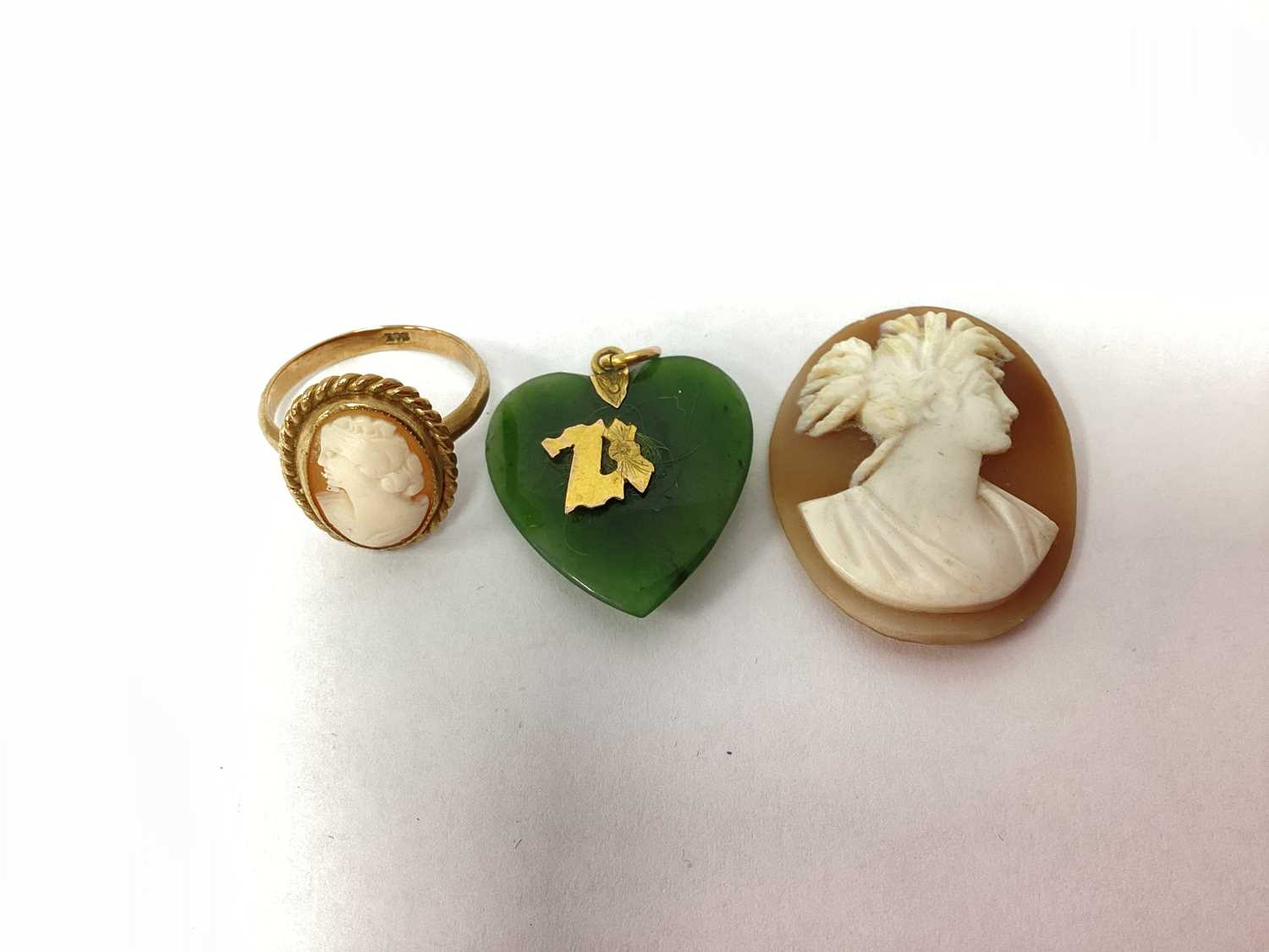 Lot 62 - A Vintage Shell Cameo Panel Ring, the oval...