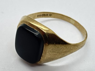 Lot 260 - A 9ct Gold Hardstone Set Signet Style Ring,...