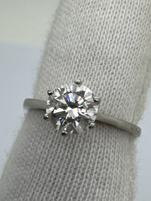 Lot 287 - A Diamond Single Stone Ring, the 1.01 carat...