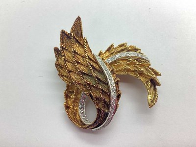 Lot 198 - A Vintage 18ct Gold Diamond Set Brooch, of...