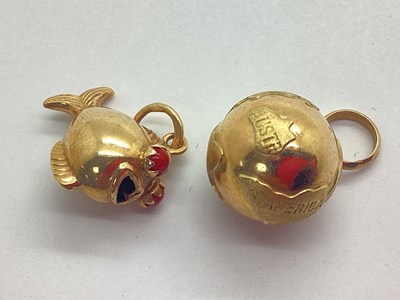 Lot 189 - A Novelty Globe Charm Pendant, (indistinctly...