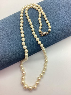Lot 184 - A Three Stone Diamond Inset Clasped Single...