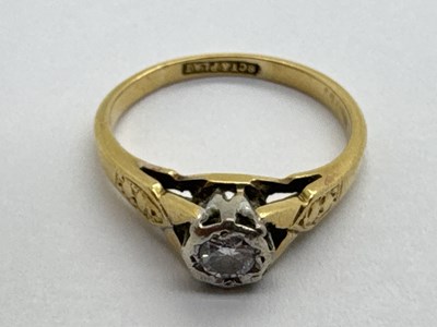 Lot 34 - A Single Stone Diamond Ring, the circular...