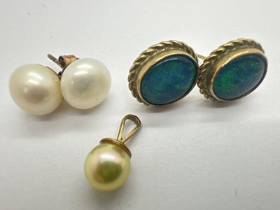 Lot 58 - A Pair of 9ct Gold Single Stone Earstuds, the...