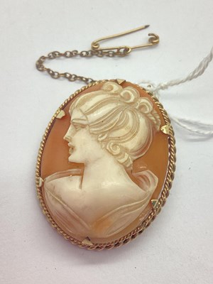 Lot 84 - A 9ct Gold Mounted Carved Cameo Brooch, the...
