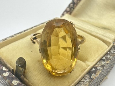 Lot 48 - A Vintage Single Stone Dress Ring, the oval...