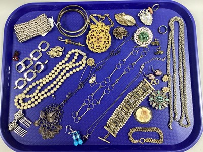 Lot 187 - An Assortment of Vintage and Later Jewellery,...