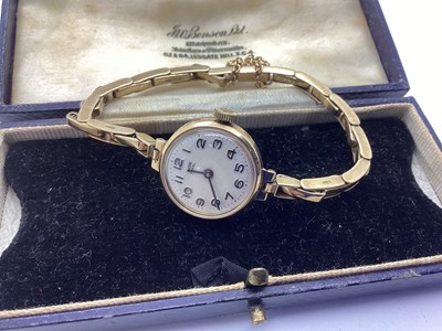Lot 213 - Tudor Royal; A 9ct Gold Vintage Ladies...