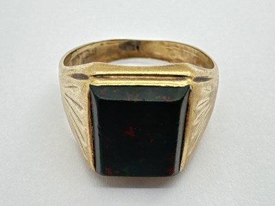 Lot 31 - A 9ct Gold Hardstone Signet Style Ring, the...