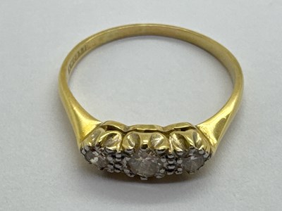 Lot 33 - A Three Stone Diamond Ring, with graduated...