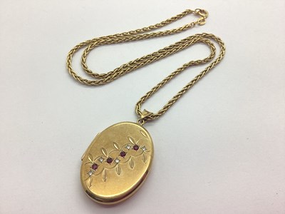 Lot 81 - A Decorative Oval Locket Pendant, with inset...