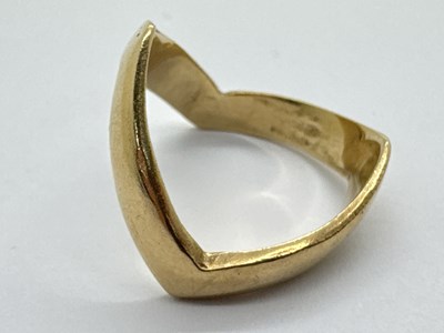 Lot 24 - A Double Wishbone Ring, (approximate finger...