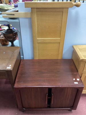 Lot 1509 - Lounge Unit on Casters, light wood headboard (2)