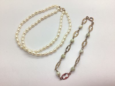 Lot 93 - A Decorative Pearl Bracelet, of alternate...