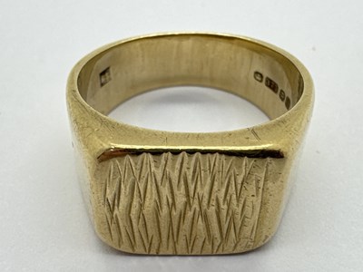 Lot 22 - A 9ct Gold Chunky Gent's Signet Ring, the...
