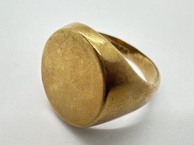 Lot 23 - A 9ct Gold Gent's Signet Ring, the vacant oval...