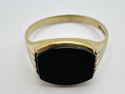 Lot 20 - A 9ct Gold Hardstone Signet Style Ring, the...