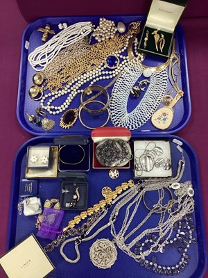 Lot 177 - A Selection of Costume Jewellery, to include...