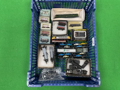 Lot 482 - A quantity of British N gauge incuding a...
