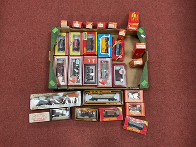 Lot 432 - Approximately twenty-nine boxed 00 gauge...