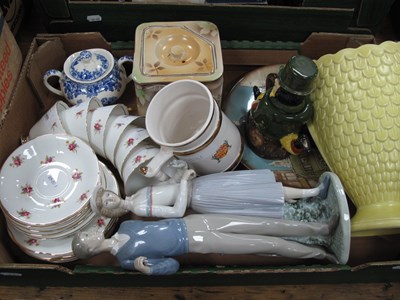 Lot 1098 - Lladro 'Golfing Couple' (both missing clubs),...