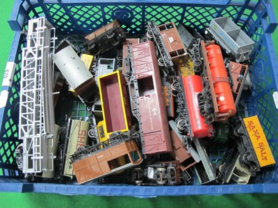 Lot 670 - A quantity of OOg rolling stock, Triang,...