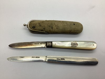 Lot 438 - A Hallmarked Silver and Mother of Pearl Single...
