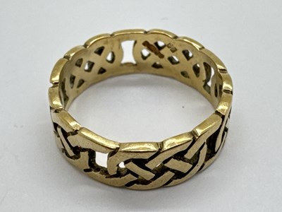 Lot 41 - A 9ct Gold Celtic Knot Band, of openwork...