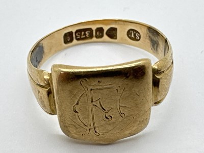 Lot 45 - An Antique 9ct Chester Gold Signet Ring, the...