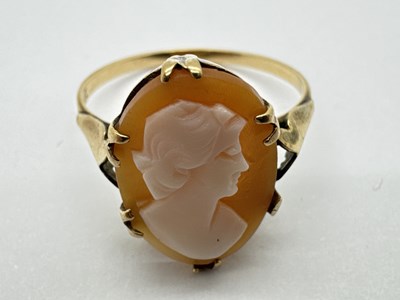Lot 49 - A Carved Shell Cameo Panel Ring, the oval...