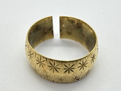 Lot 68 - An 18ct Gold Wide Wedding Band, of starburst...