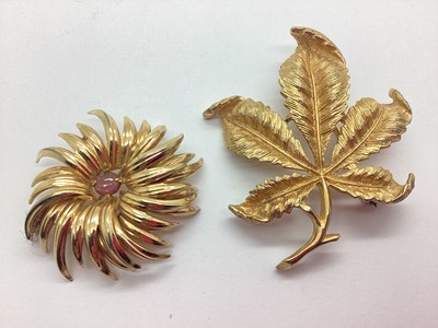 Lot 180 - Grosse; A Gilt Coloured Single Stone Inset...